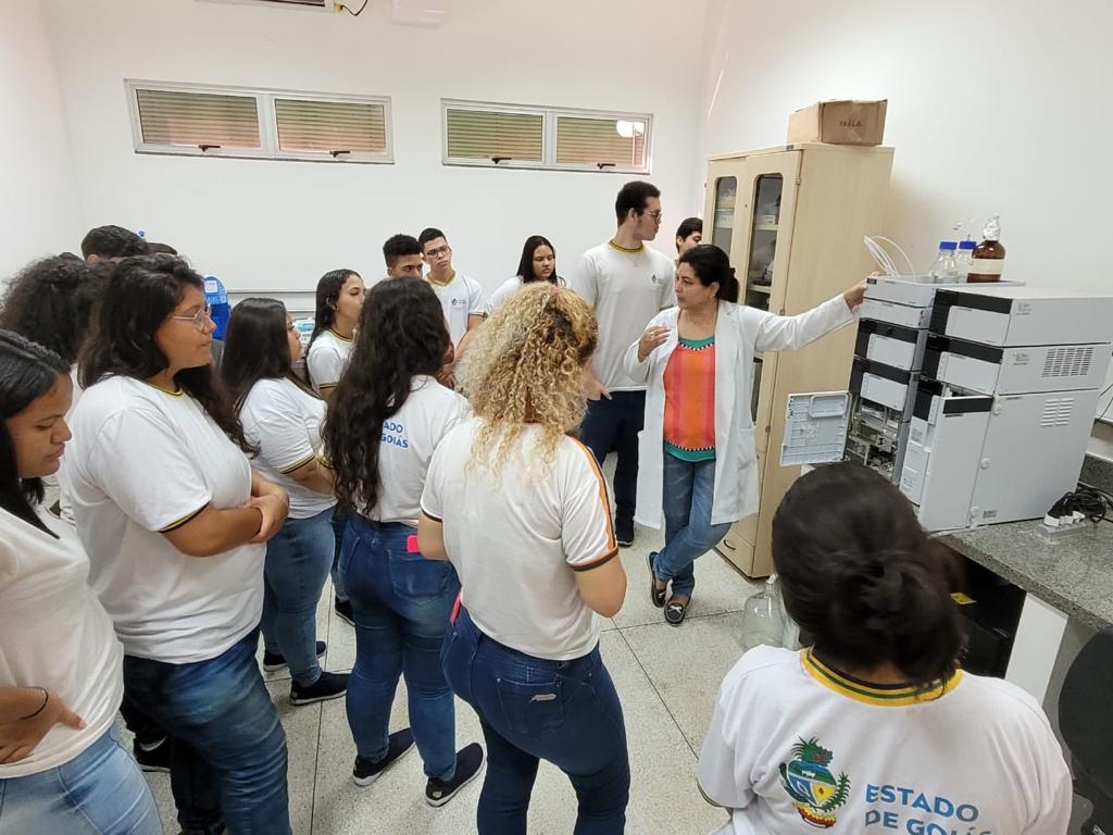 Turma do CEPI Dr. Menezes Jr. no laboratório de Química