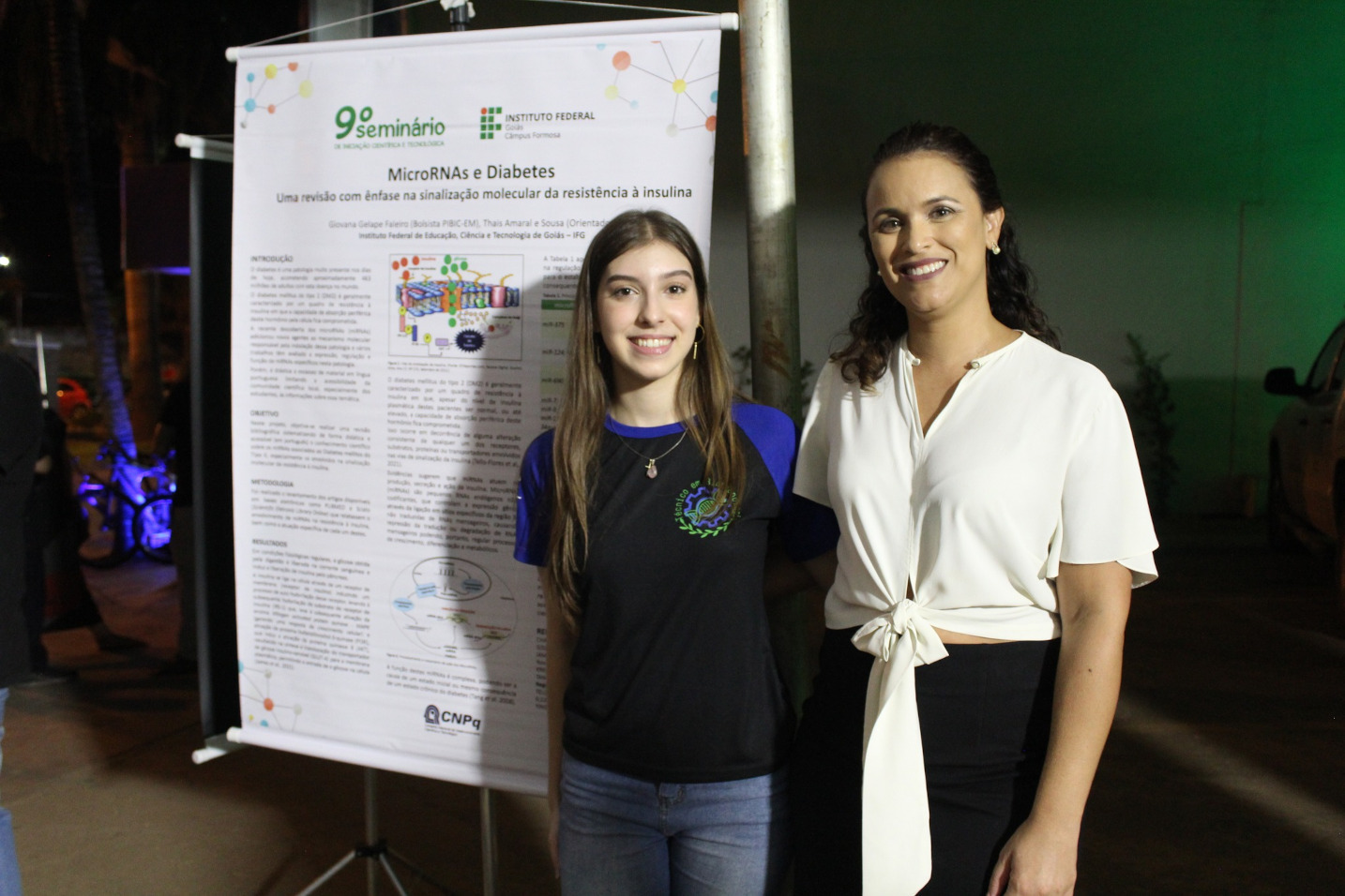 Giovanna e professora Thaís Amaral, durante o 9º SICT Local