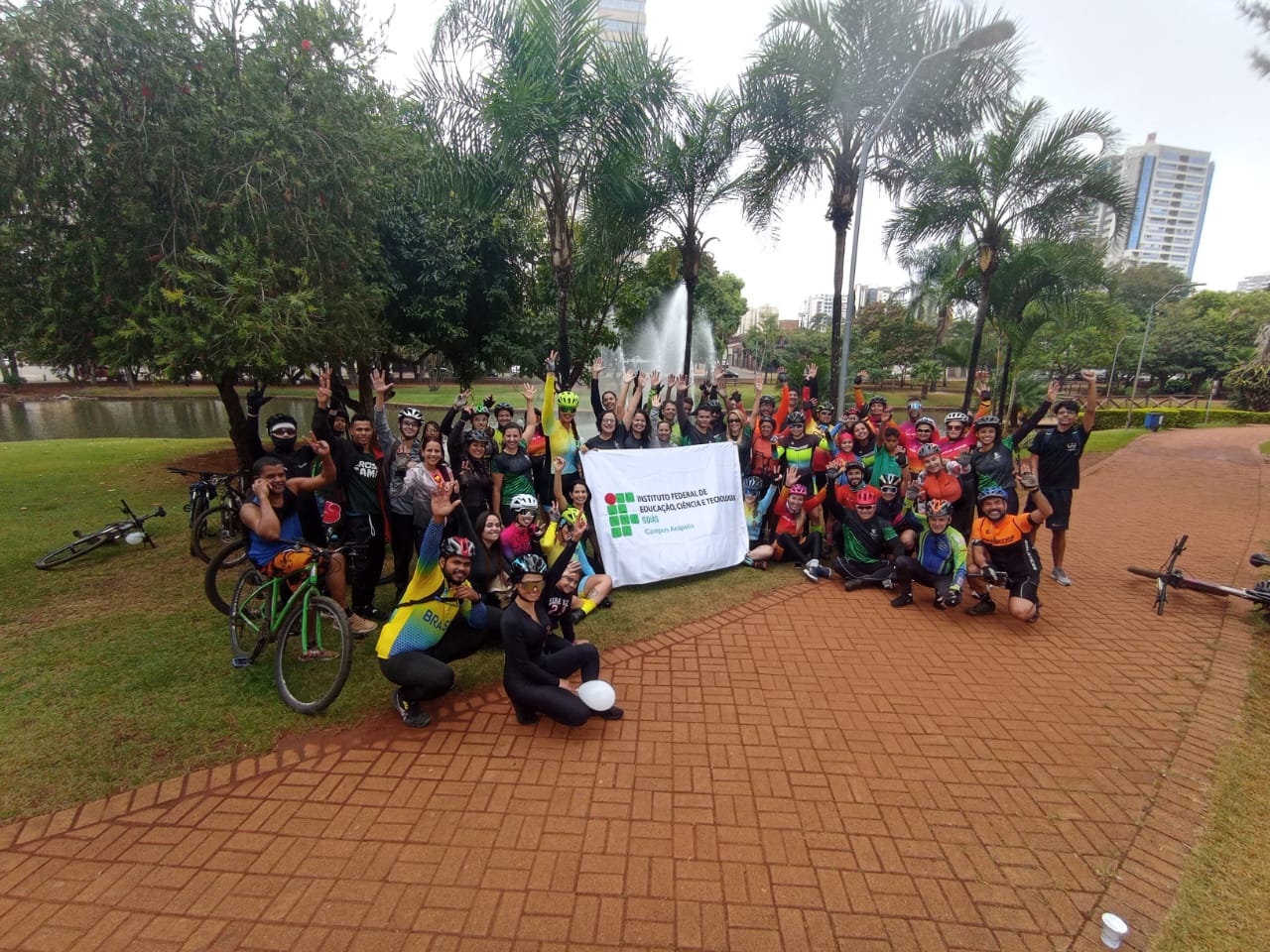 Participantes e colaboradores do evento em parada no Parque Ipiranga