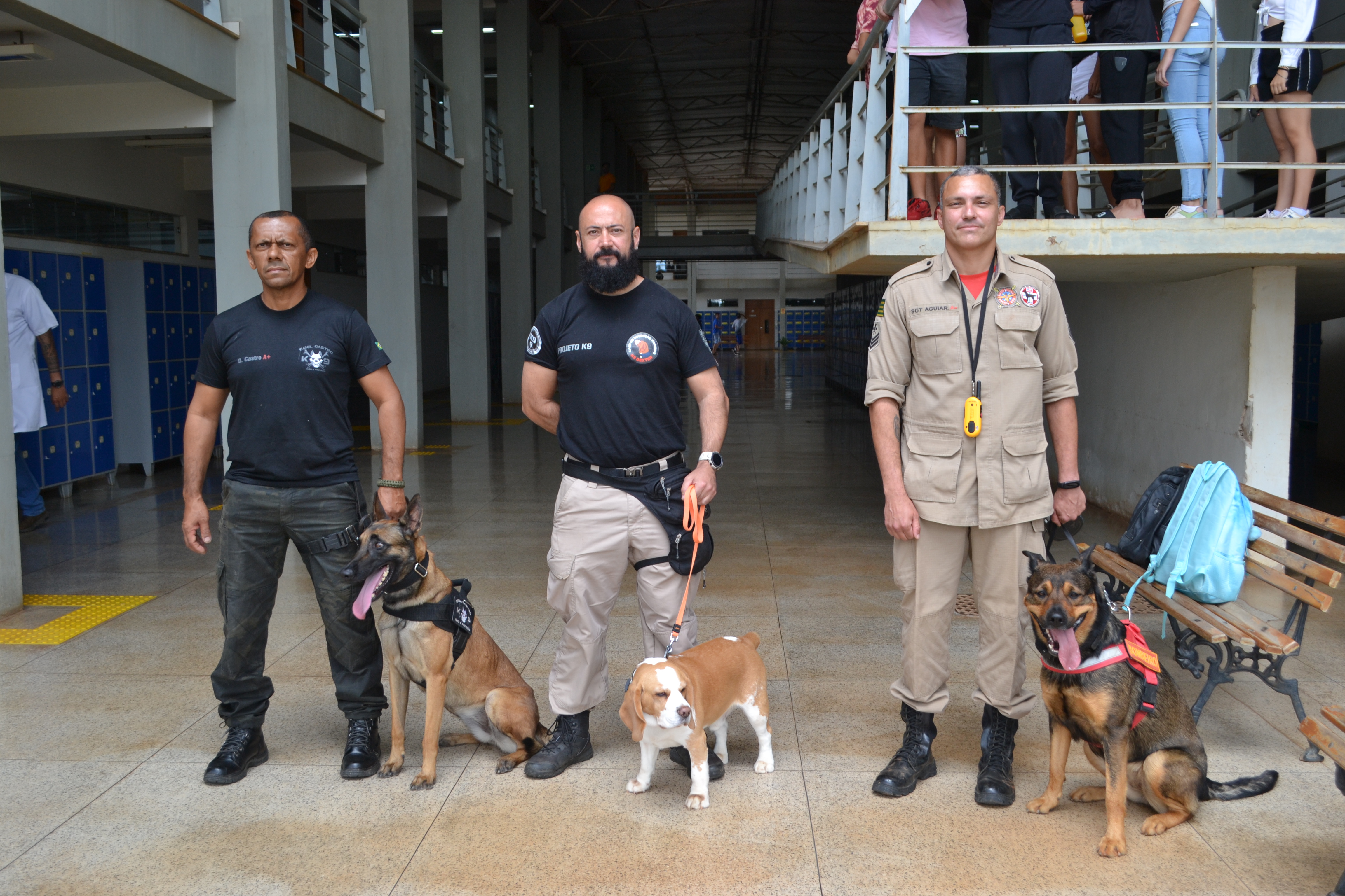 Integrantes do Canil Castro; do Projeto K-9, de São Paulo; e militar do Corpo de Bombeiros de Goiás