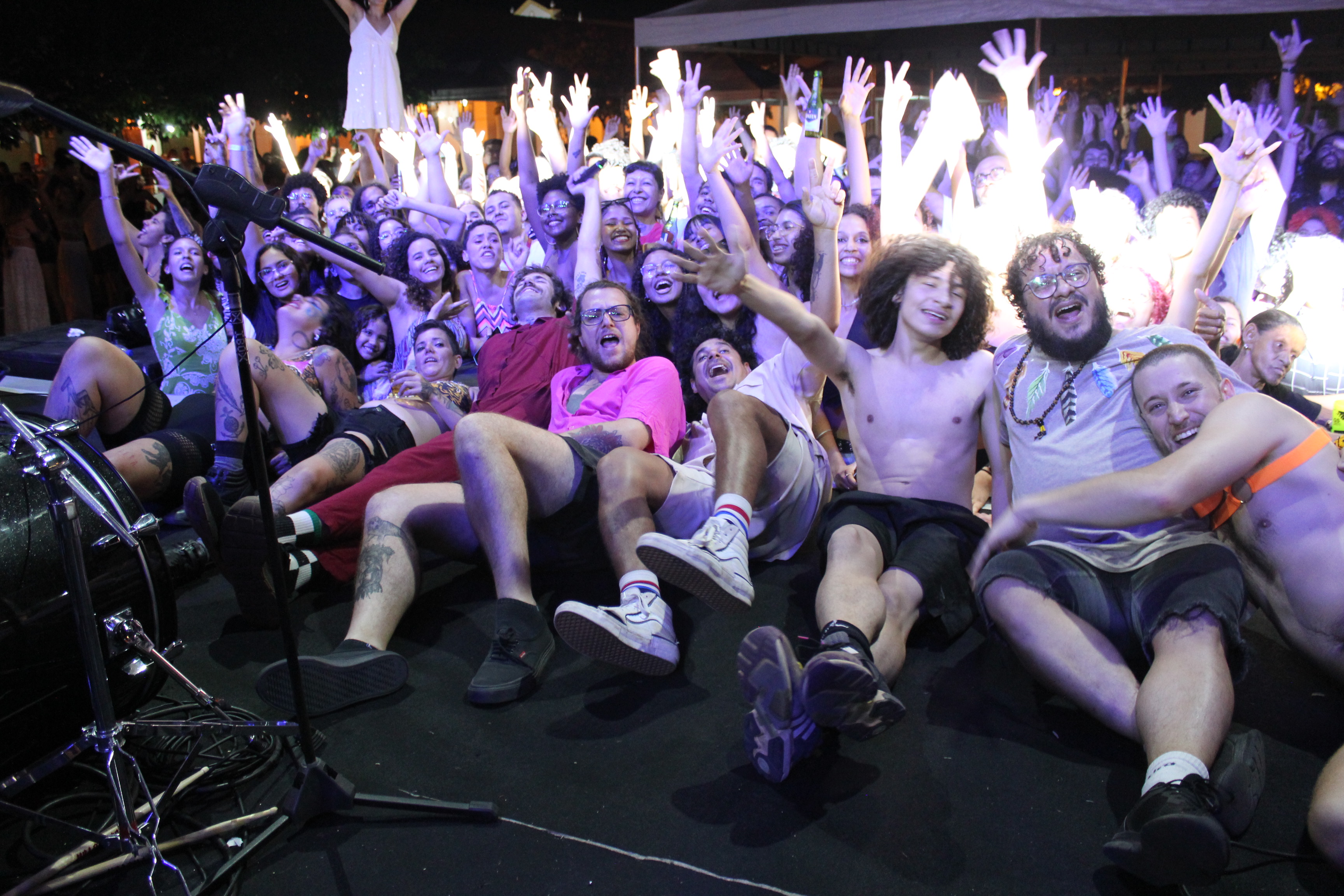 Animação do público do Festival de Artes no show da Banda Francisco, el Hombre