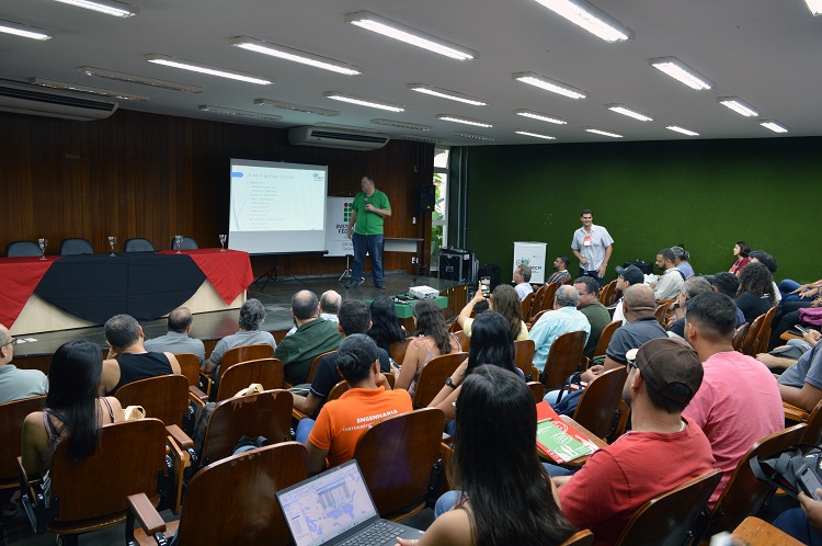 O professor da UFG, Nilson Clementino Ferreira, ministrou palestra sobre drenagem urbana, na abertura da 1ª Semana da Engenharia Cartográfica e de Agrimensura, no Câmpus Goiânia.