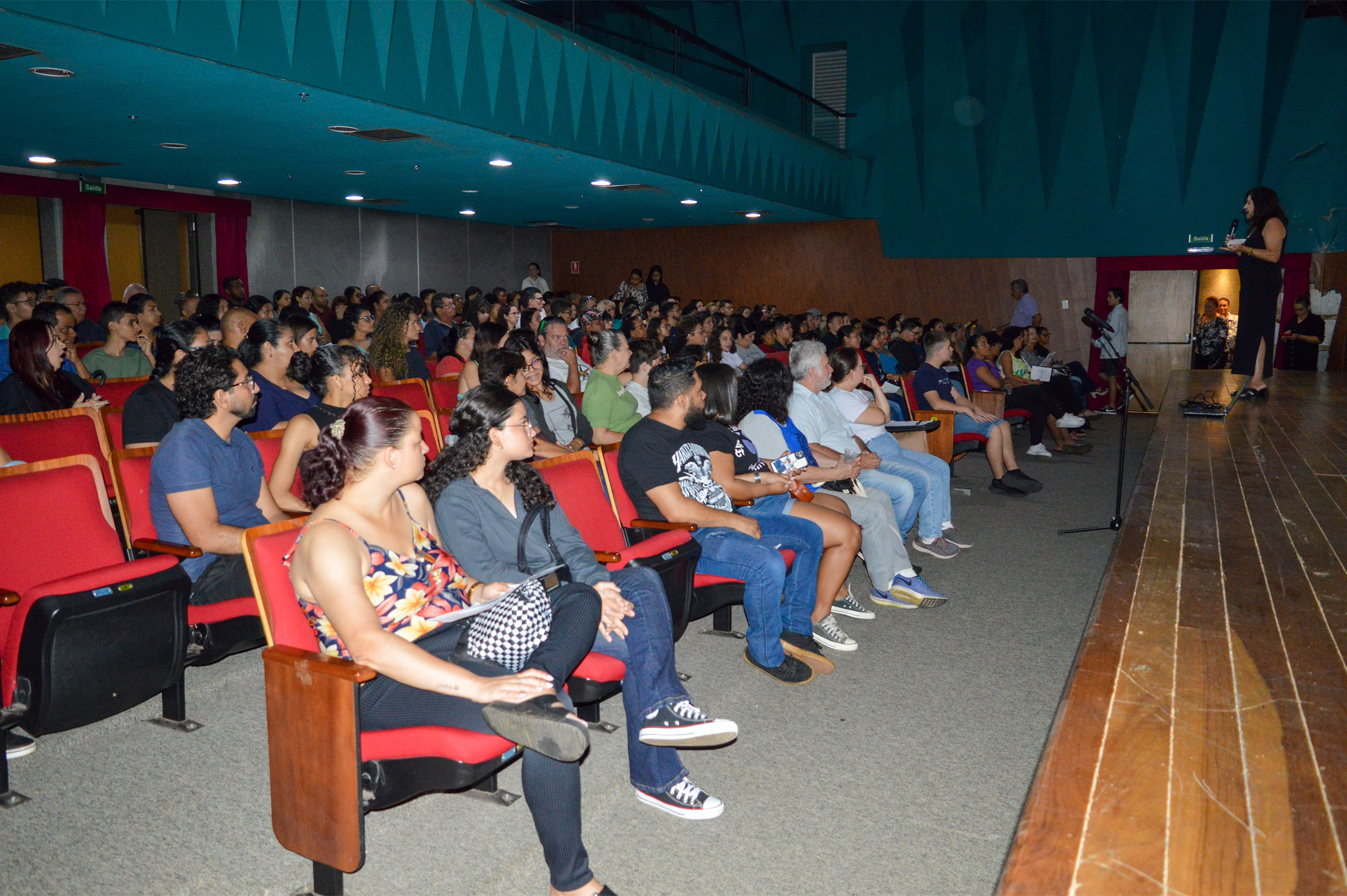 A diretora-geral do Câmpus Goiânia, professora Adriana dos Reis Ferreira, recepcionou os pais e responsáveis dos alunos ingressantes dos cursos técnicos integrados ao ensino médio durante reunião no Teatro do IFG.