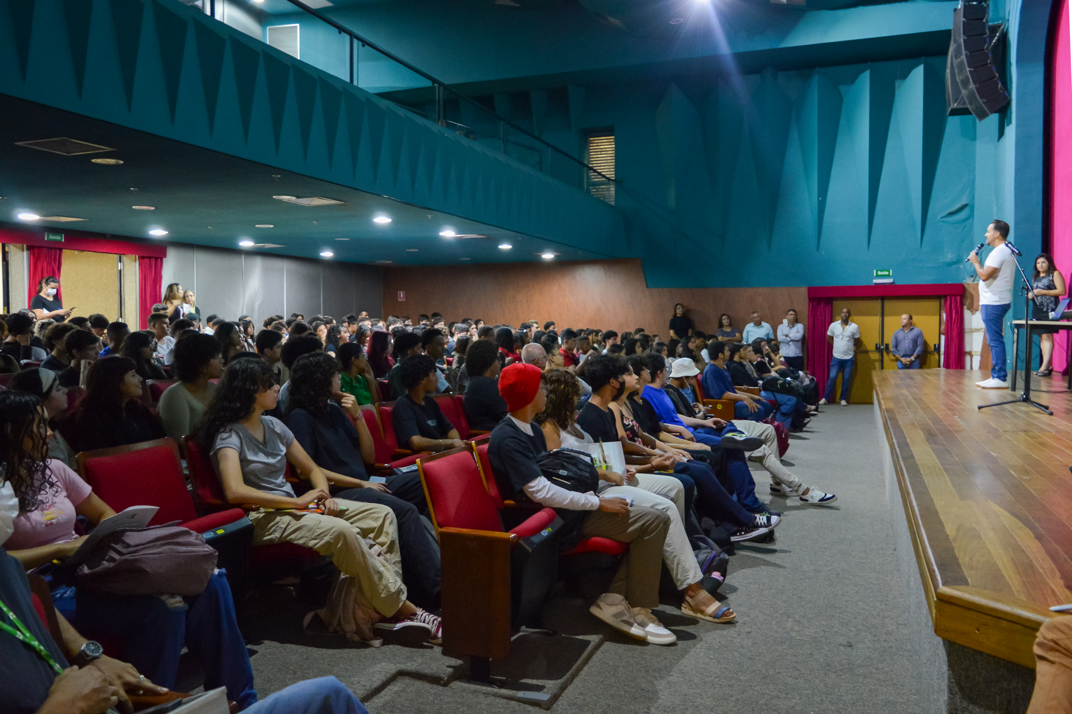 Recepção aos alunos ingressantes dos cursos técnicos integrados ao ensino médio do Câmpus Goiânia foi realizada na manhã de hoje, 19, no Teatro do IFG.