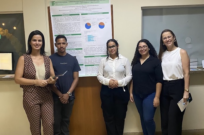 Docentes e estudantes da Licenciatura em Química durante apresentação dos trabalhos