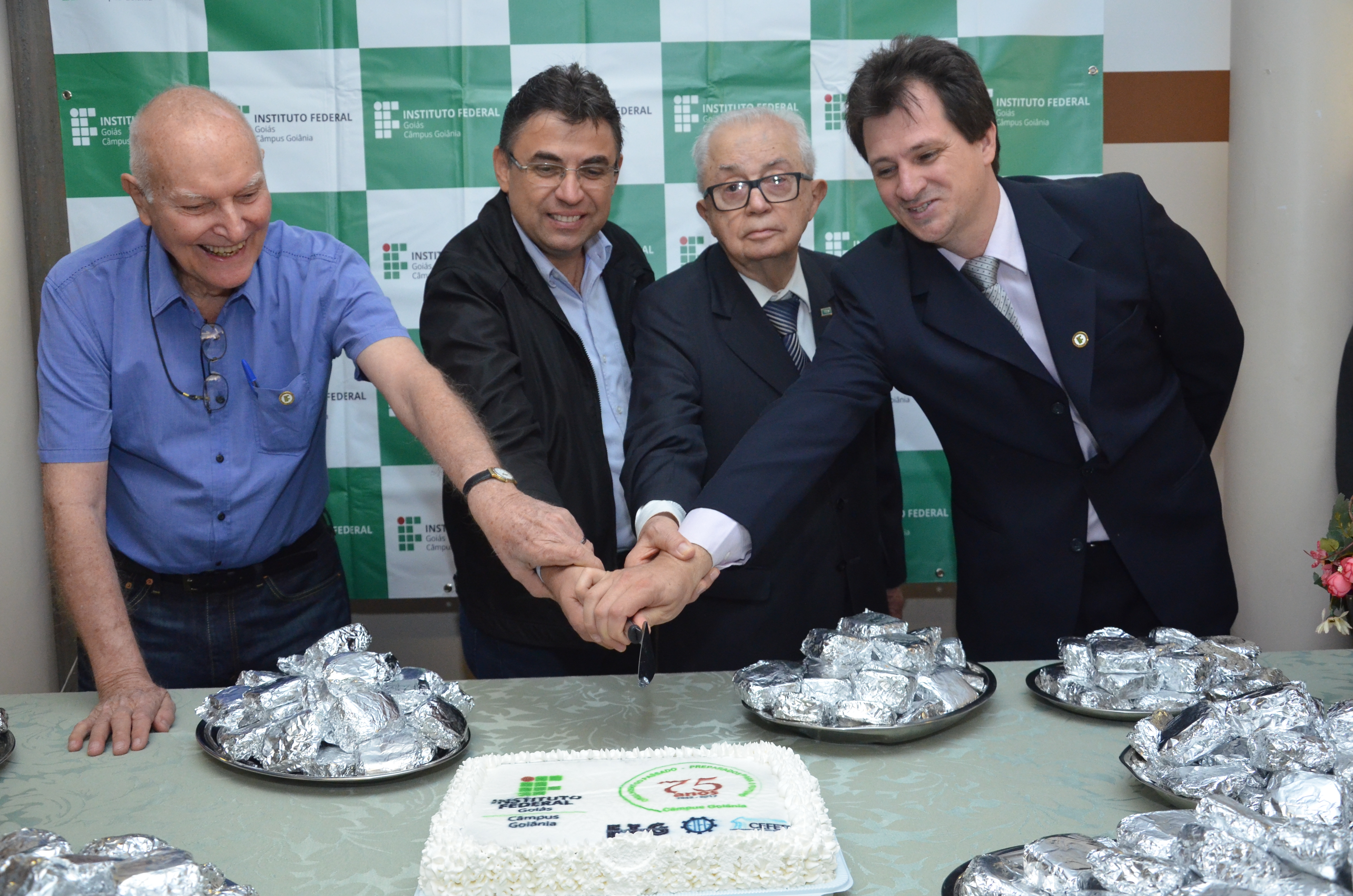 Na foto (esquerda para direita), professor homenageado, Edwaldo Won Waldow; Pró- reitor de Administração do IFG, Ubaldo Eleutério, no ato representando o reitor do IFG, professor Jerônimo Rodrigues; professor homenageado Hélio Naves; e o diretor-geral em exercício do Câmpus Goiânia, Marcos Cardoso.