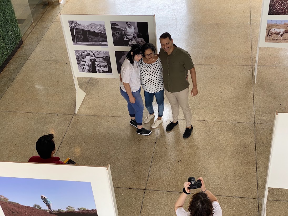 O fotógrafo convidado da exposição, Marcelo Morais, trouxe convidados para o lançamento do