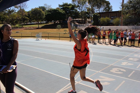 Yasmin Gabrielly do IFG Aparecida comemora o 1º lugar 