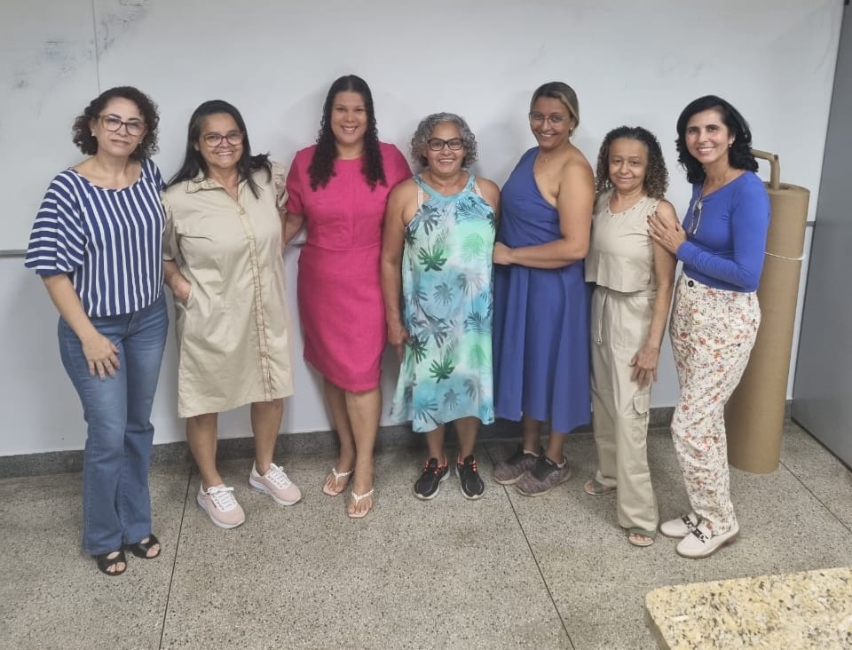 Estudantes da última edição de estágio interno do curso Técnico em Modelagem do Vestuário com professoras orientadoras Estudantes da última edição de estágio interno do curso Técnico em Modelagem do Vestuário com professoras orientadoras