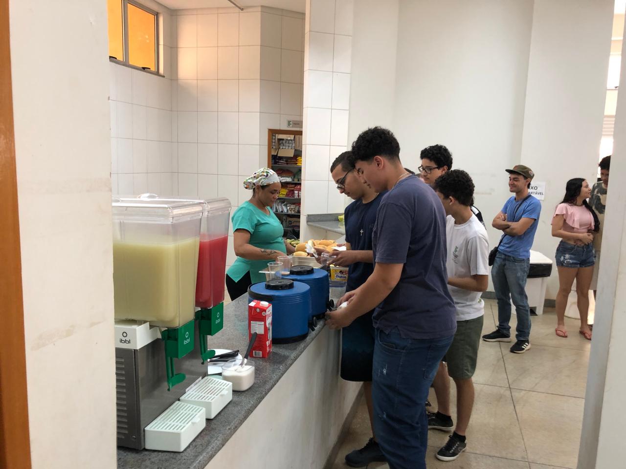 O café da manhã foi servido depois das orientações