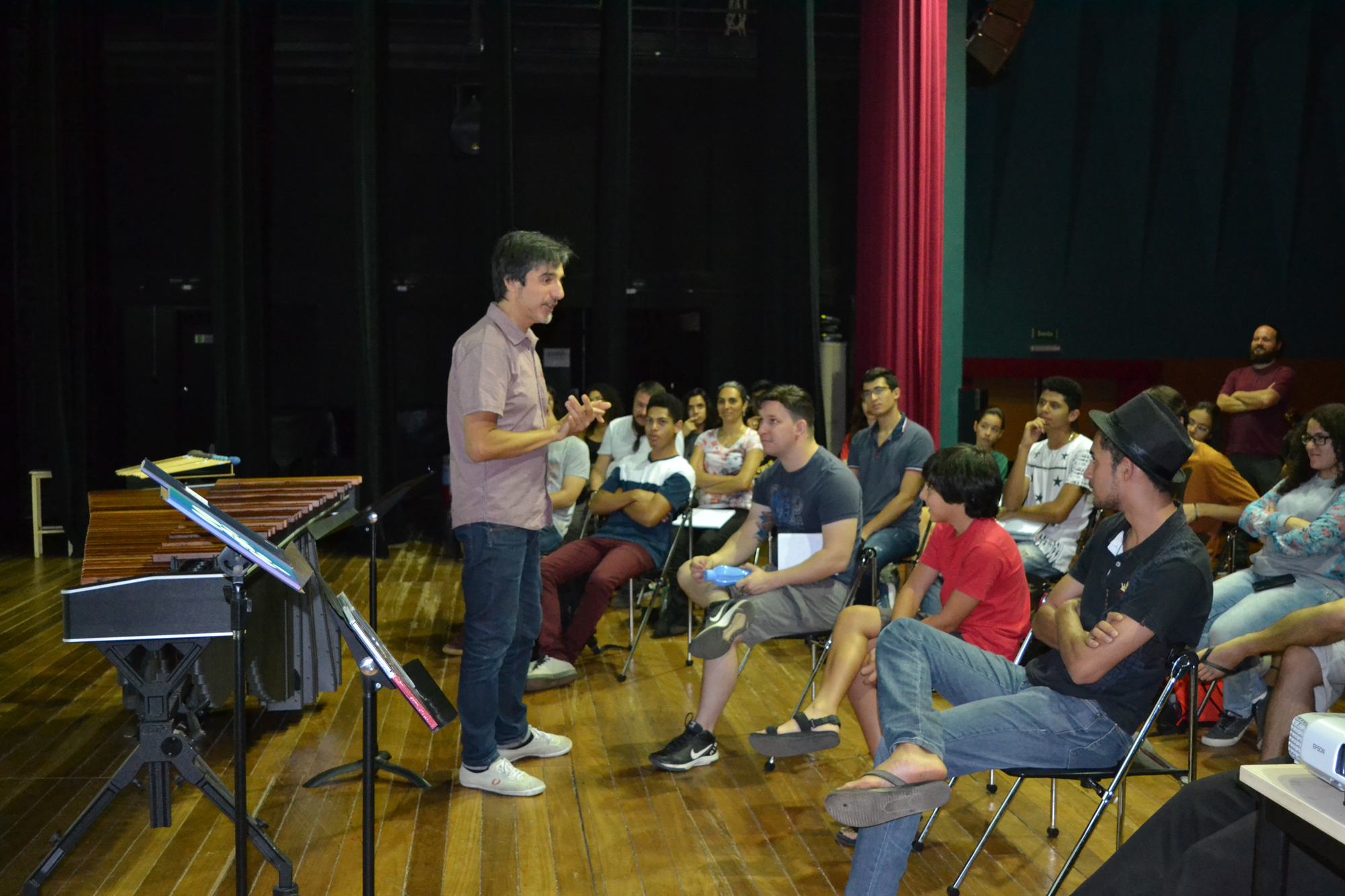Professor e músico Miquel Bernat durante master class no Teatro do IFG - Câmpus Goiânia.
