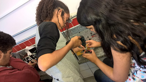 Estudantes durante construção do protótipo