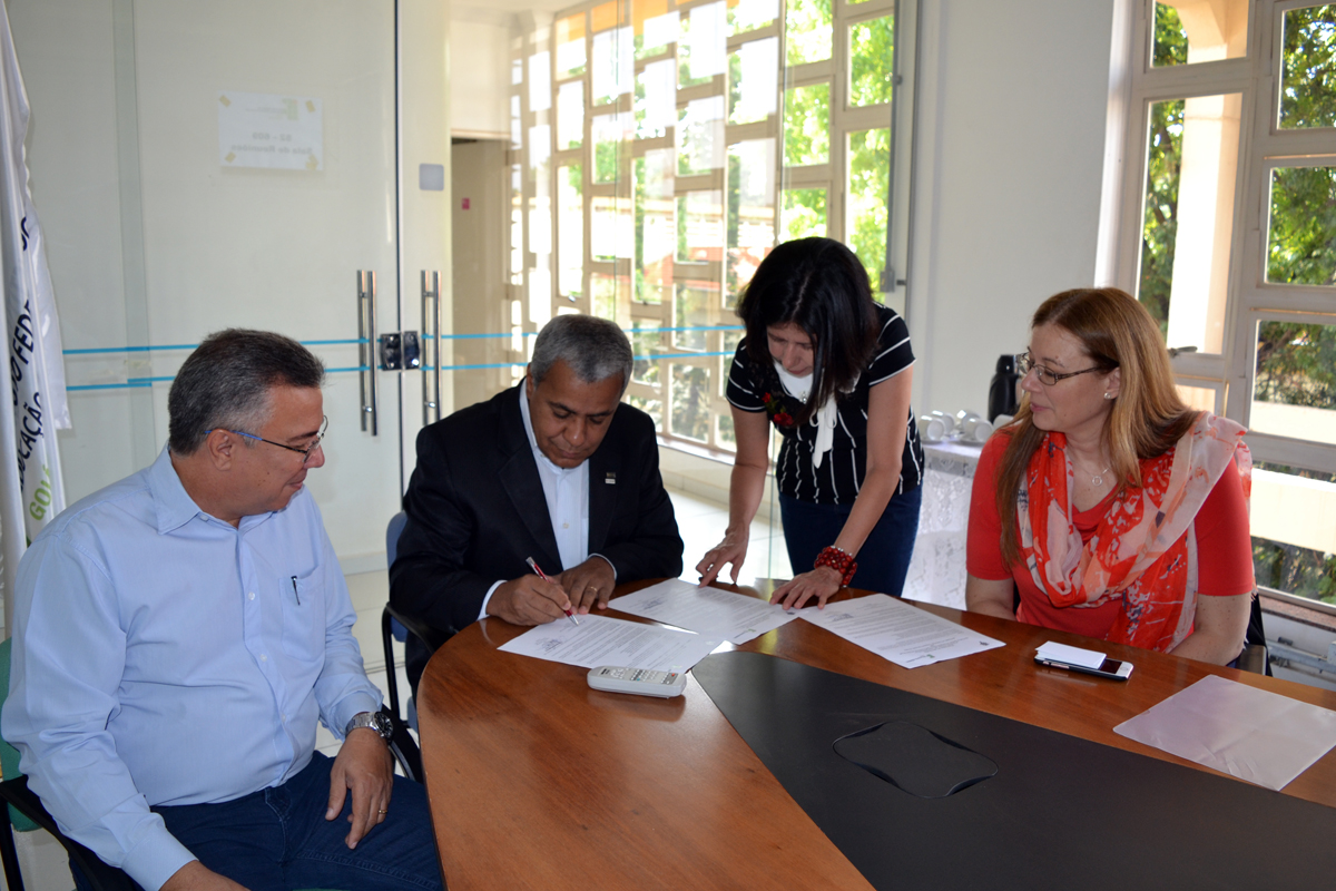 Reitor do IFG, Jerônimo Rodrigues, assinou documento durante visita da diretora de Relações Internacionais da Universidade de Linnaeus ao Câmpus Goiânia