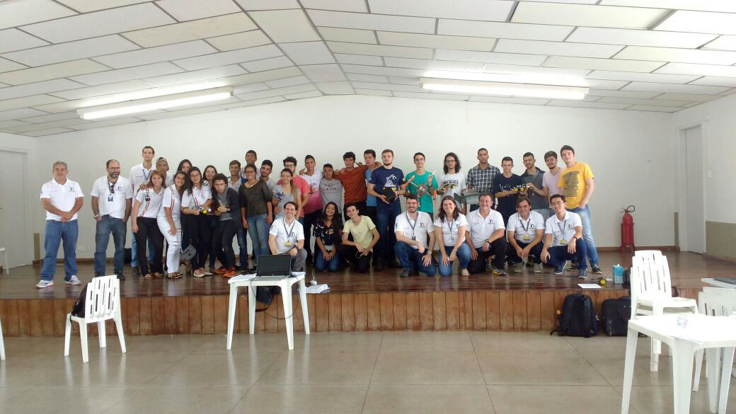Grupo GynBot posou para foto na V DEMEC, realizada na PUC Goiás, em Goiânia.