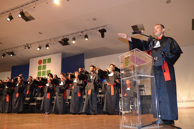 Jalinayron Silva de Amorim, da licenciatura em Música, representou os formandos durante juramento