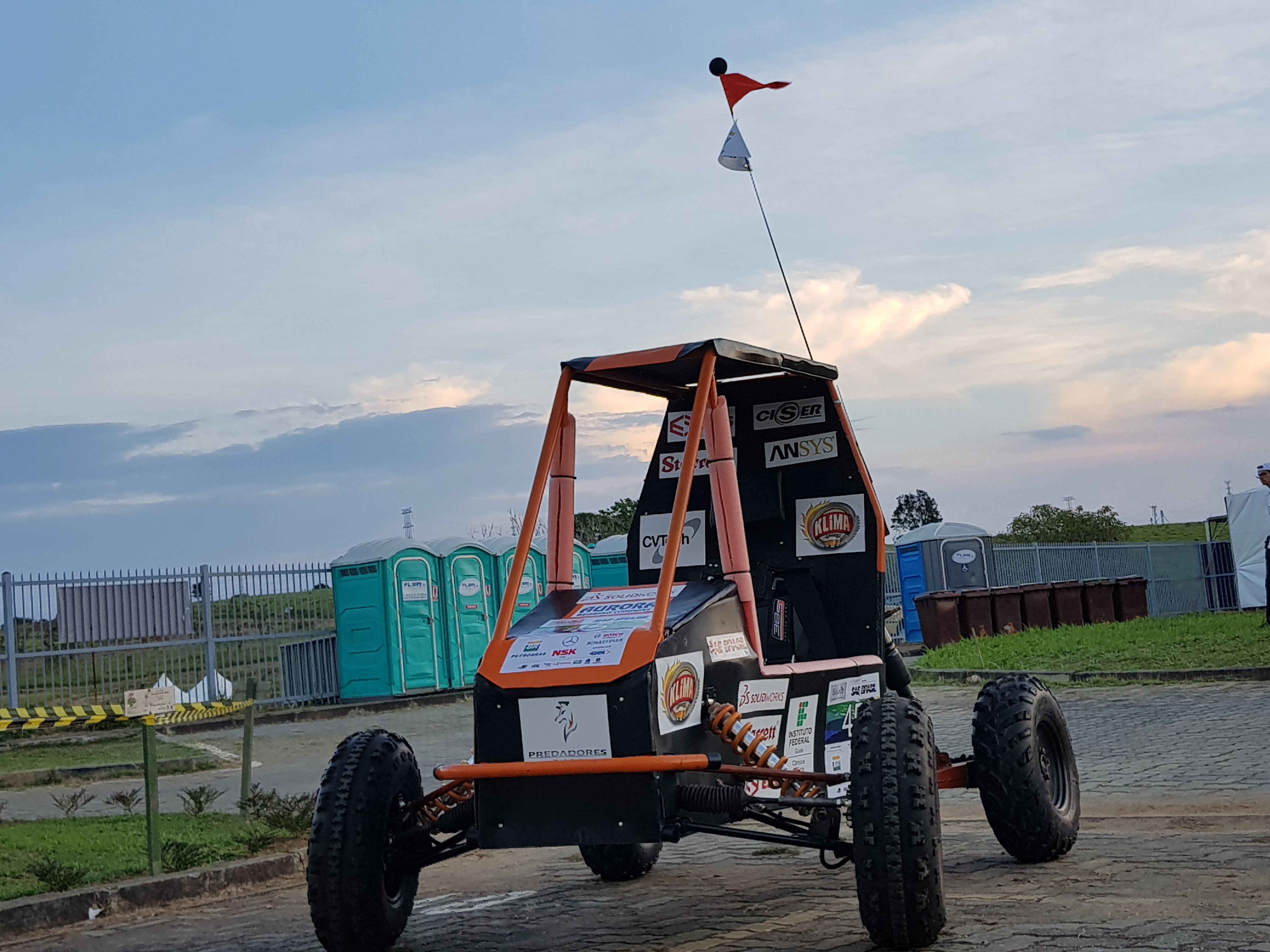 Carro off road finalizado, exposto durante a 24ª Competição Baja SAE Brasil