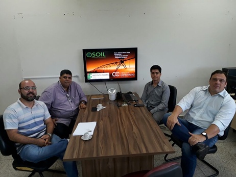 Equipe do IFG em encontro com proprietário da empresa Irrigo