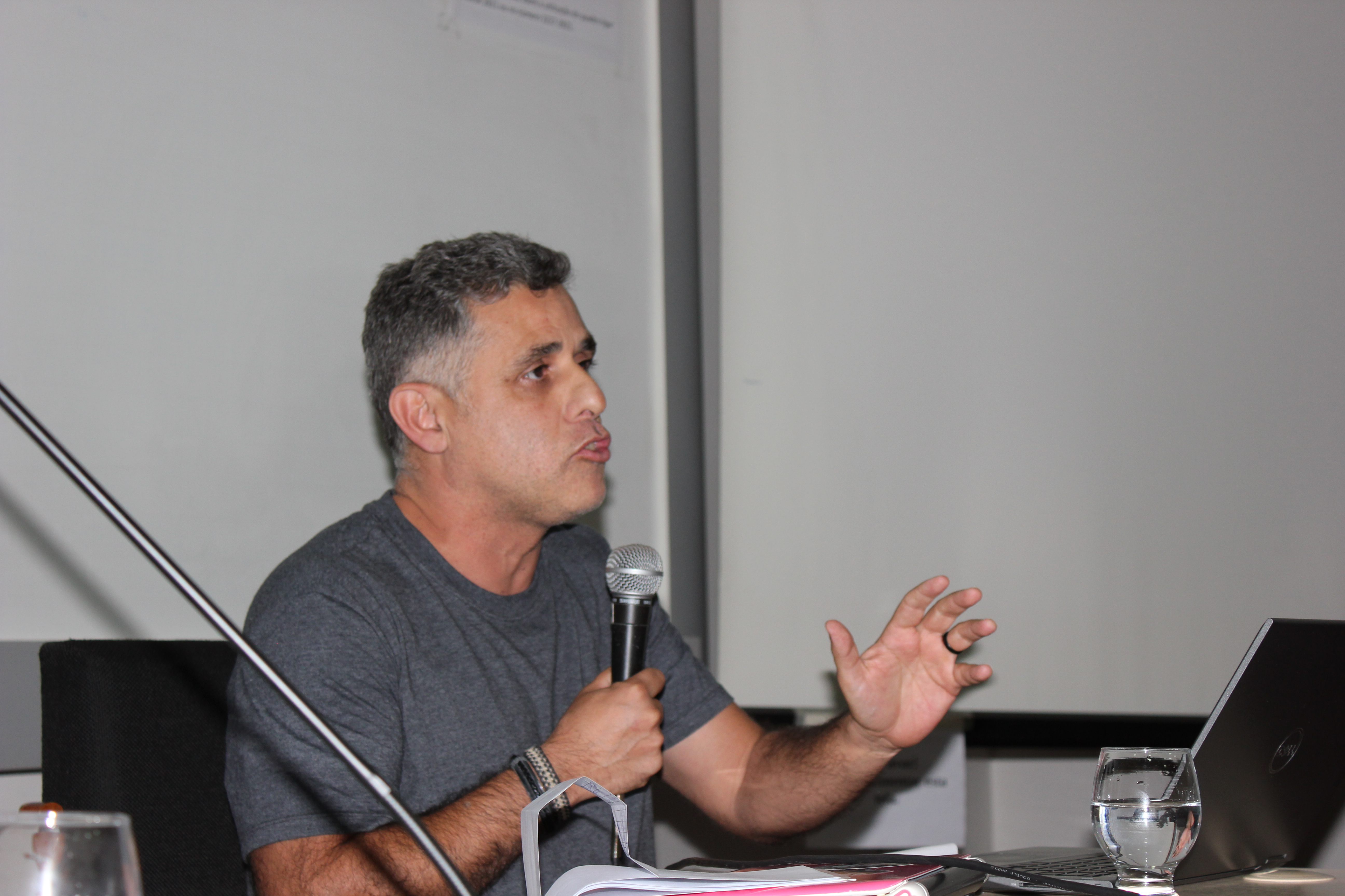  Professor Roberto Martins de Souza, do IFPR, relatou avanços alcançados na EJA com o curso de Defensores e Defensoras Populares.