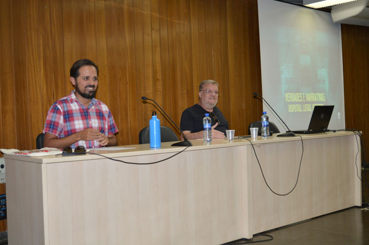 Semana da Licenciatura em História começou com palestra do professor da UFG, Carlos Oiti Berbert Junior Semana da Licenciatura em História começou com palestra do professor da UFG, Carlos Oiti Berbert Junior