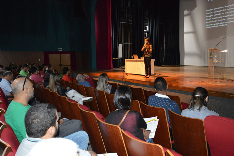 Psicóloga Rose Shimabuku ministrou palestra sobre Inteligência Emocional durante Encontro Pedagógico Psicóloga Rose Shimabuku ministrou palestra sobre Inteligência Emocional durante Encontro Pedagógico