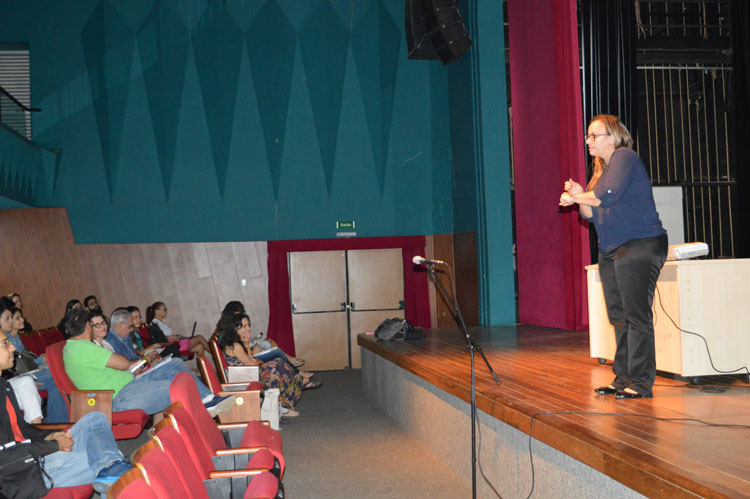 Professora Vanessa Santana, do Núcleo de Acessibilidade da UFG, iniciou sua palestra cumprimentando os participantes em Libras Professora Vanessa Santana, do Núcleo de Acessibilidade da UFG, iniciou sua palestra cumprimentando os participantes em Libras