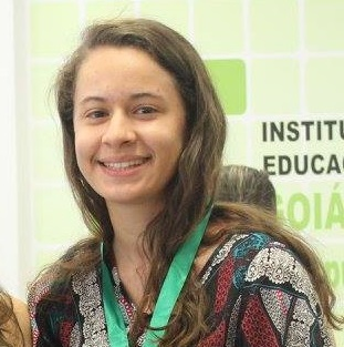 Júlia Cirqueira, aluna do 2º ano do curso Técnico Integrado em Química no Câmpus Aparecida de Goiânia