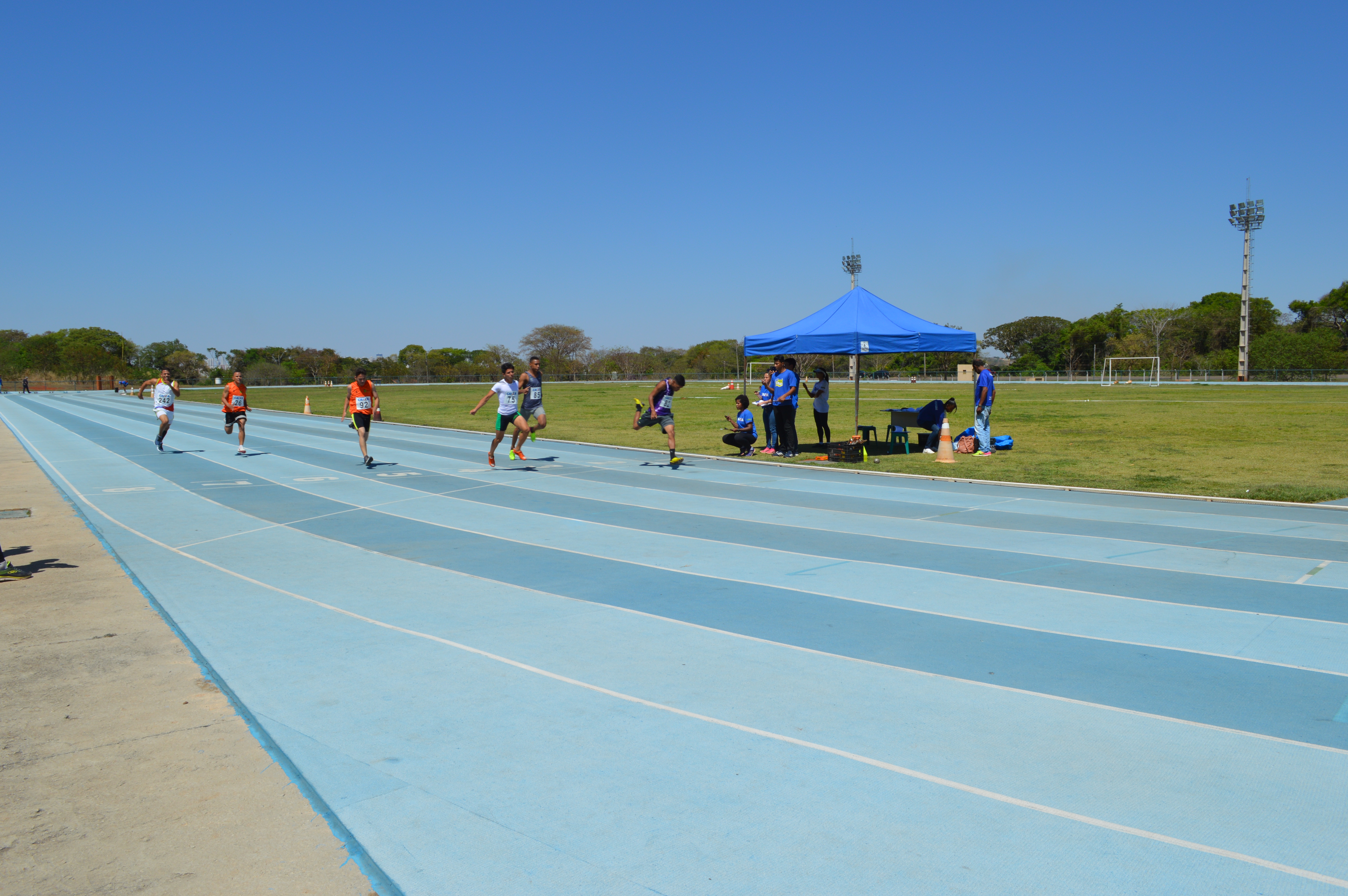 Imagem da disputa de atletismo, durante as competições do JIF Centro-Oeste