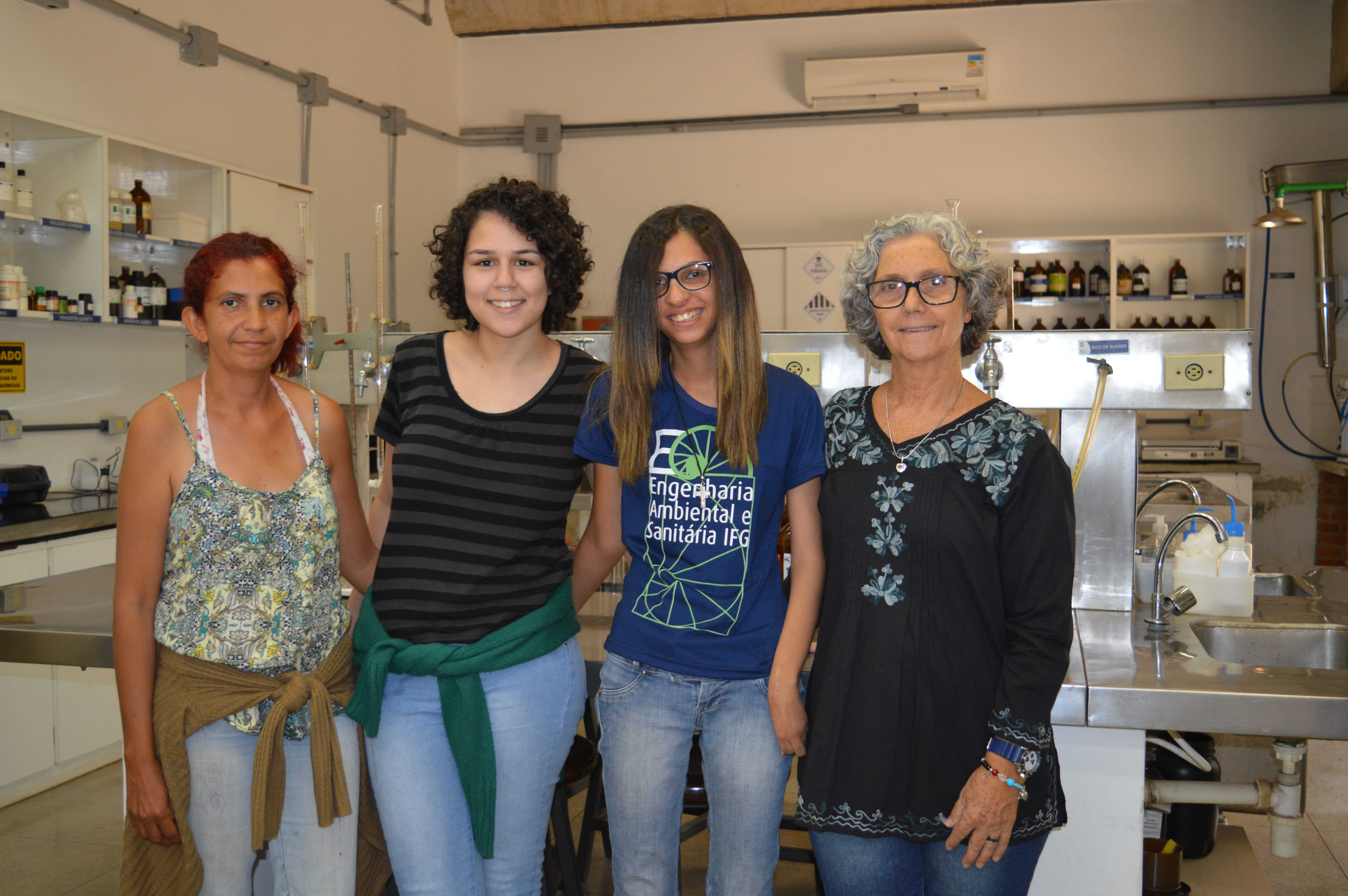 A senhora Ludmilla Marques (mãe da aluna Yasmin Marques),  a aluna Yasmin Marques, estagiária do Napne, Carla Ramirez, e a professora e membro do Napne, Sandra Longhin.