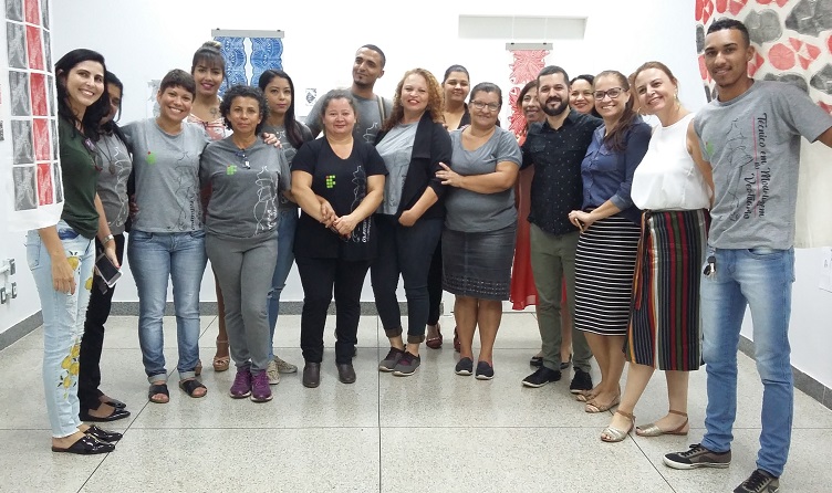 Alunos do curso Técnico em Modelagem do Vestuário, criadores das estampas em exposição, com o professor Alexandre Guimarães, a professora Karol Testoni e a coordenadora do curso, professora Yane Ondina