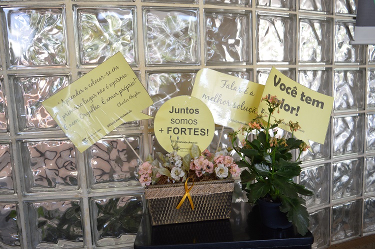 Placas com mensagens positivas foram disponibilizadas na entrada dos alunos Placas com mensagens positivas foram disponibilizadas na entrada dos alunos