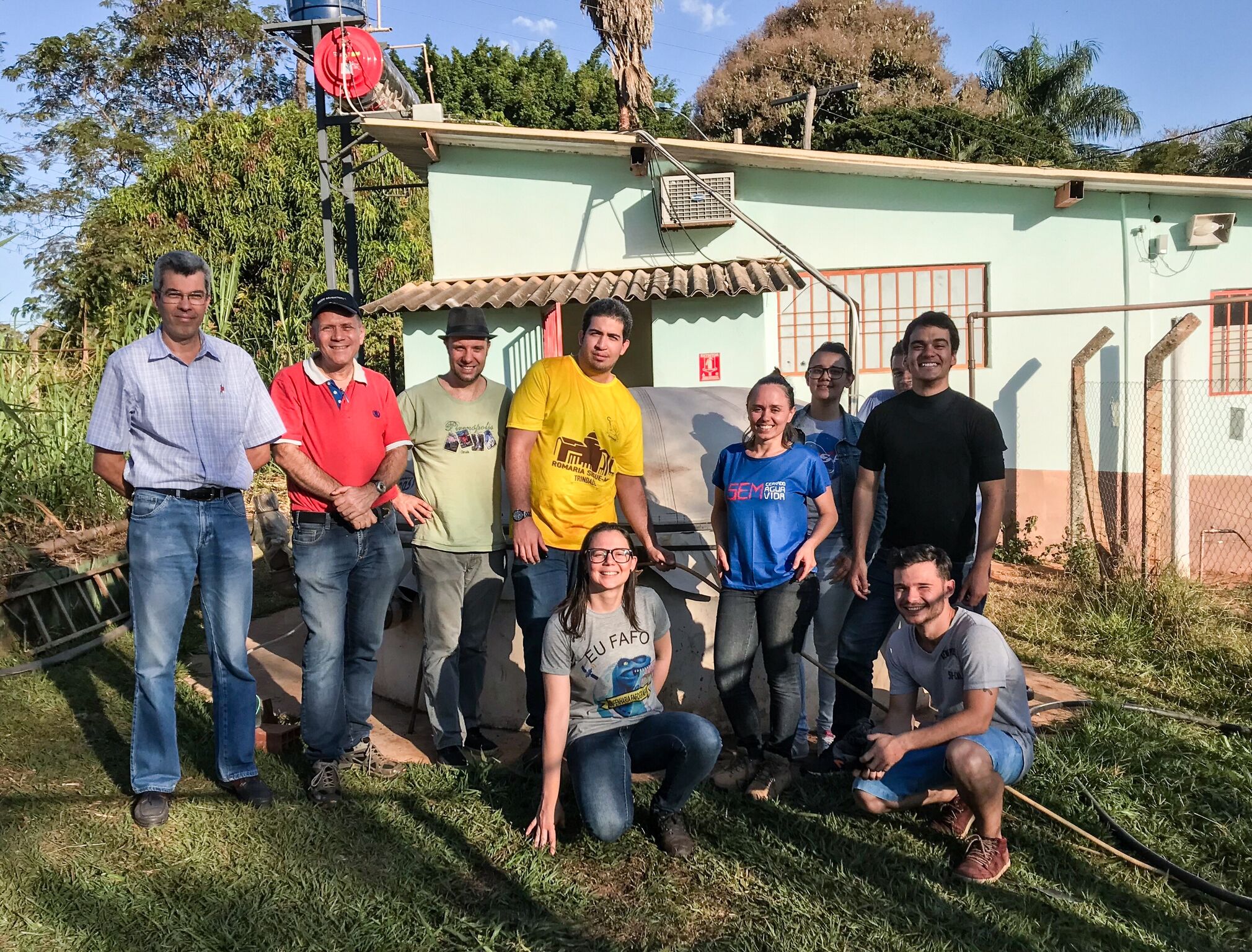 Alguns dos professores do IFG e alunos que atuam na pesquisa com o reator de biogás.