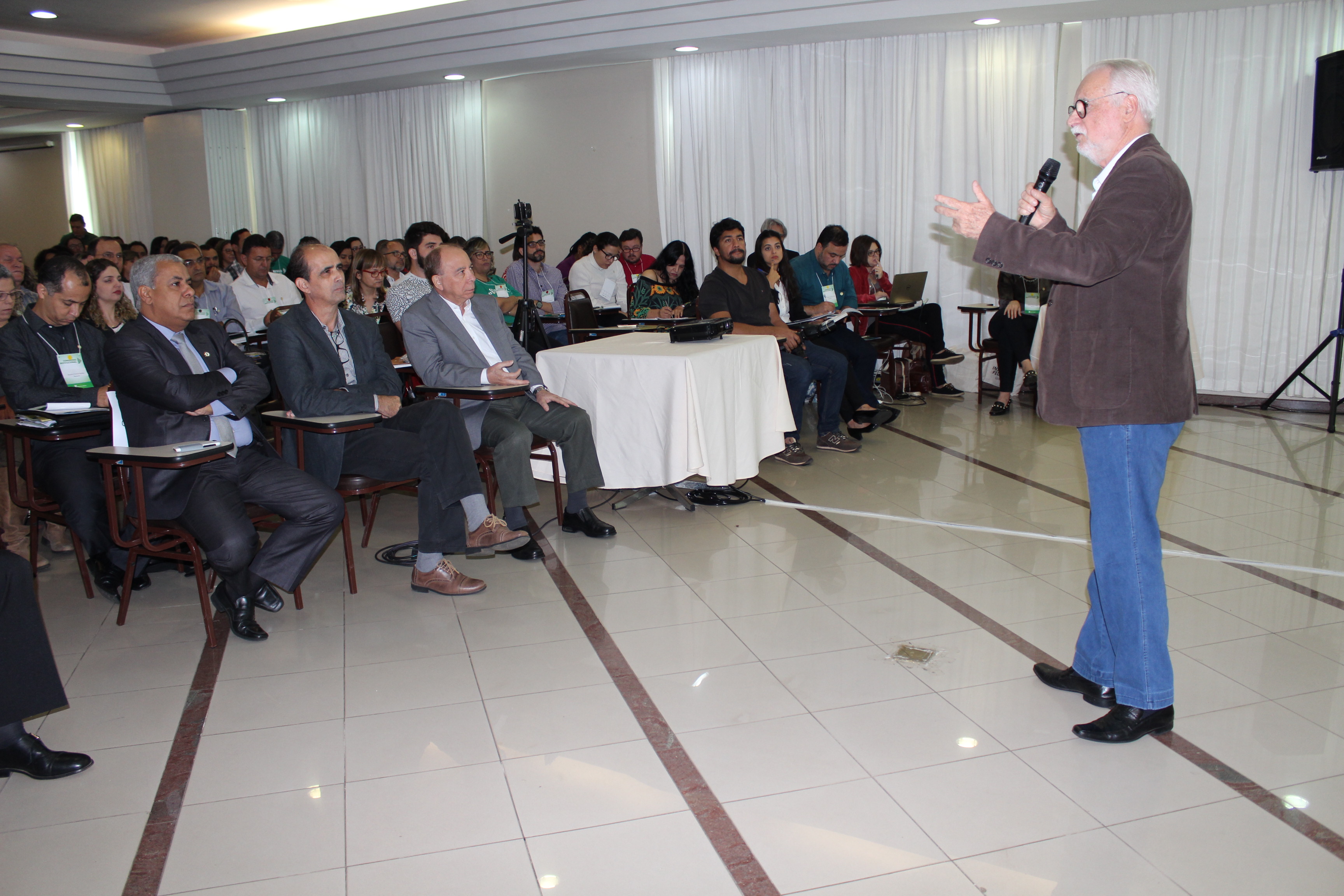 Conferência do professor Eliezer Pacheco na abertura do Congresso Institucional