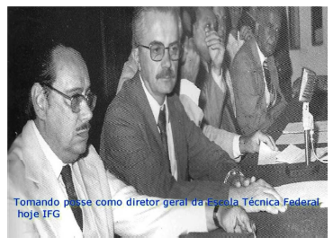 Professor Hélio Naves em foto histórica, tomando posse como diretor da Escola Técnica Federal de Goiás (ETFG) - Fonte da fotografia:  SimelgoNews (Ano 5 – Nº 121– 23/09/2016)