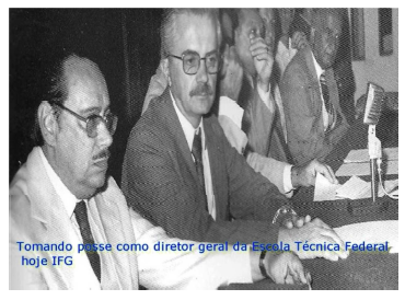 Professor Hélio Naves em foto histórica, tomando posse como diretor da Escola Técnica Federal de Goiás (ETFG) - Fonte da fotografia: SimelgoNews (Ano 5 – Nº 121– 23/09/2016)