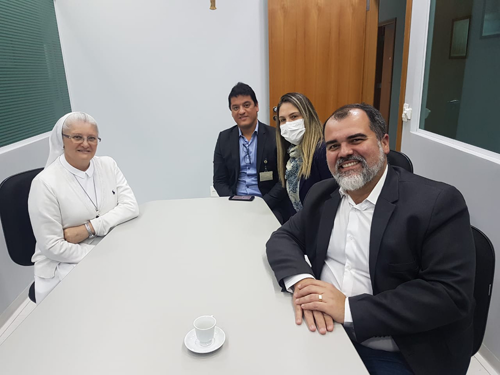 Professor Geraldo em reunião com equipe do Hospital Santa Marcelina, em São Paulo