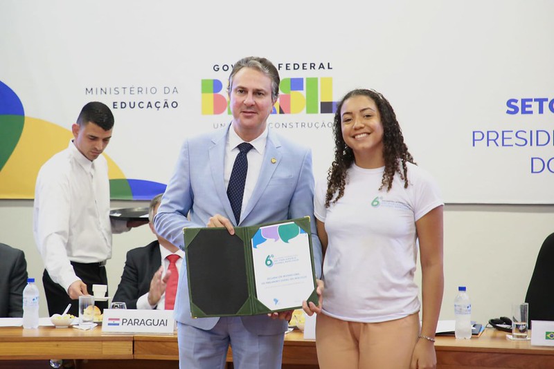 A estudante do IFG (Câmpus Uruaçu) Alice Vitória fez a entrega de uma cópia da Declaração Internacional do Parlamento Juvenil do Mercosul ao ministro da Educação, Camilo Santana.