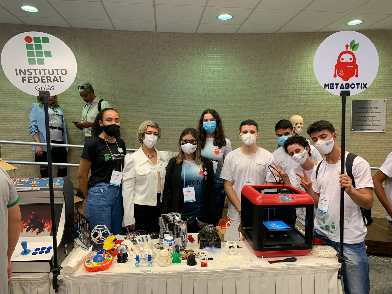 Integrantes dos laboratórios de prototipagem instalados no IFG participaram de uma exposição durante a solenidade de lançamento da nova fase do Projeto Rede Maker