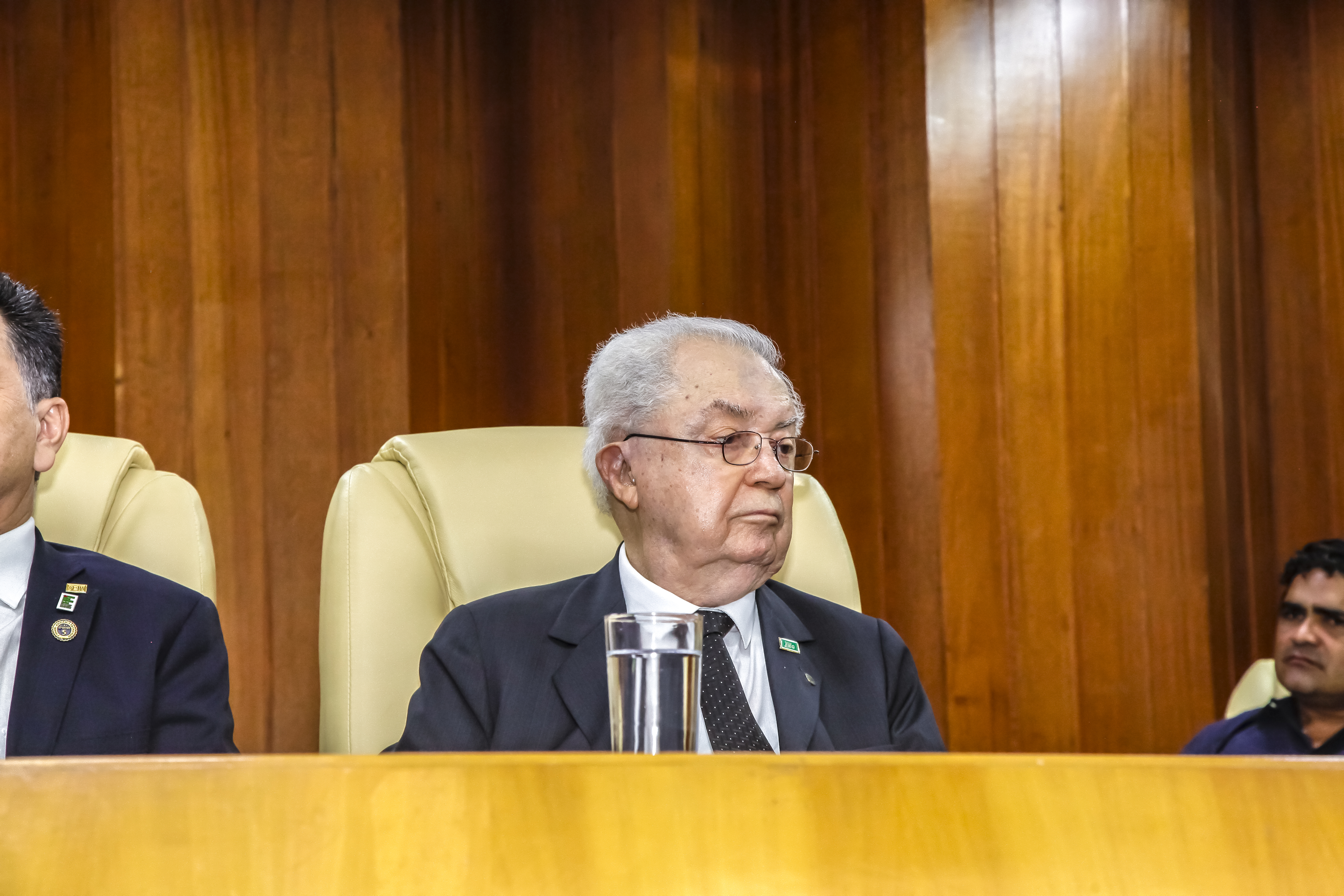 Hélio Naves na mesa da Câmara Municipal de Goiânia na sessão especial em razão dos 109 anos da Instituição e dos 10 anos dos institutos federais, ocasião em que foi homenageado