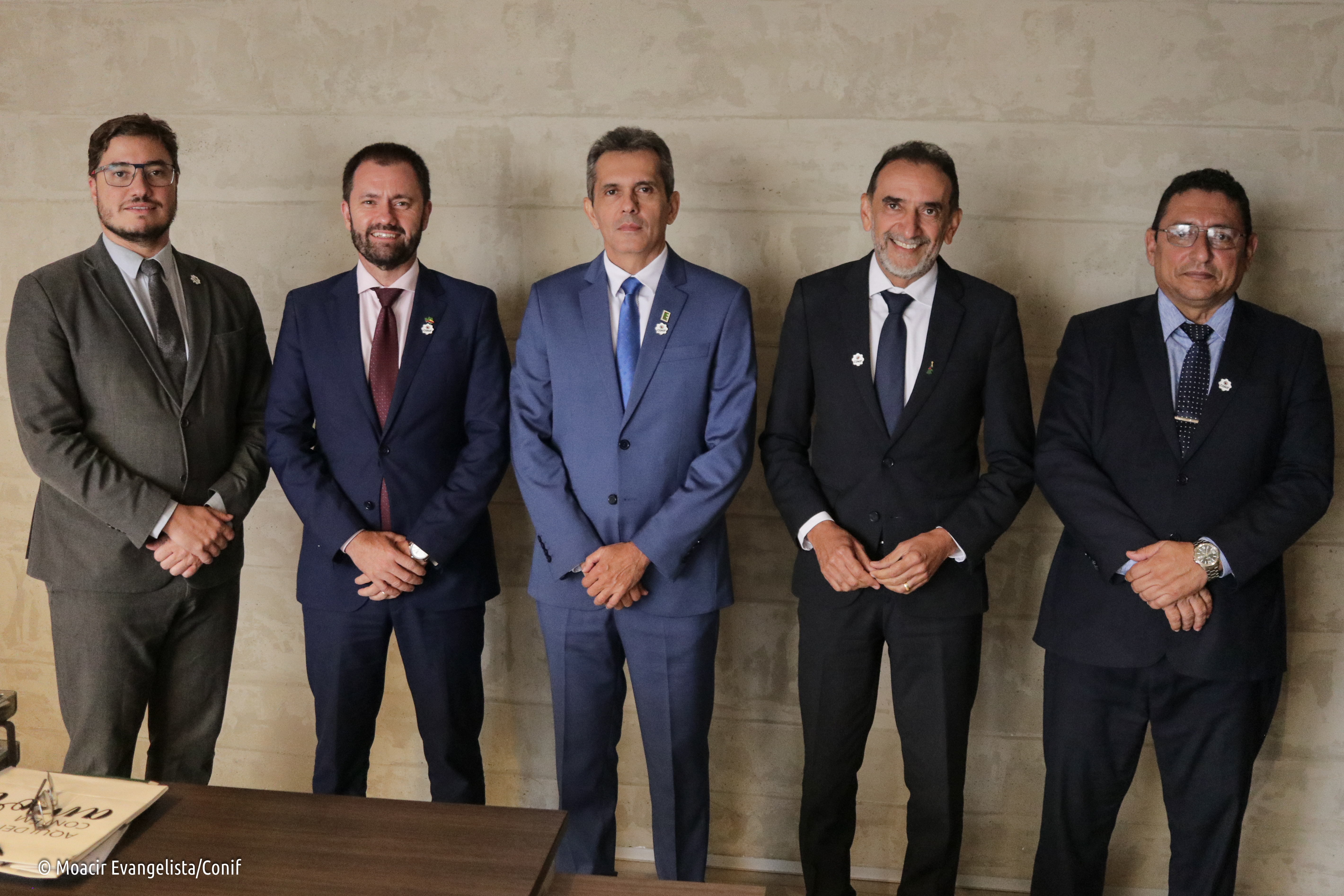 O novo presidente do Conif, professor Elias, ladeado pelos diretores eleitos professores Rafael e Júlio (à esquerda) e professores Carlos e Jaime (à direita) O novo presidente do Conif, professor Elias, ladeado pelos diretores eleitos professores Rafael e Júlio (à esquerda) e professores Carlos e Jaime (à direita)