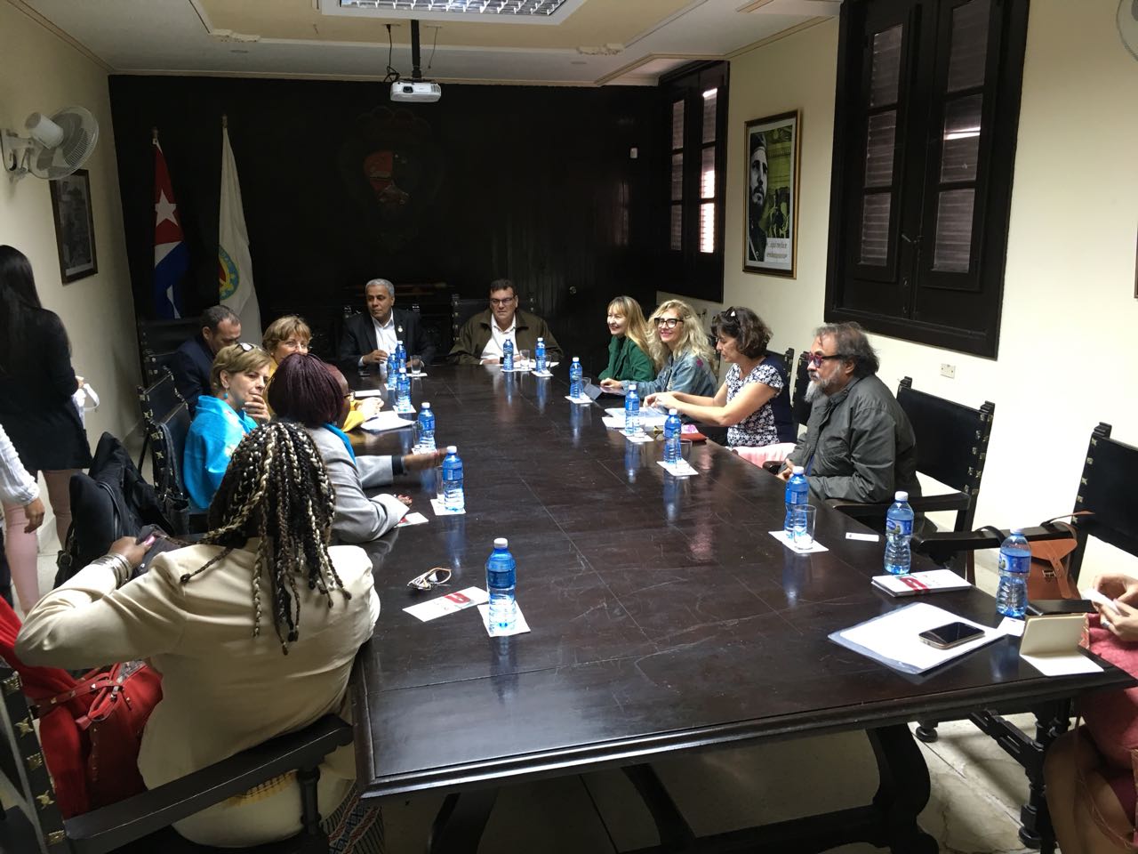 A delegação participou de reunião com o reitor da Universidade de Havana, Gustavo Cobreiro Suárez 