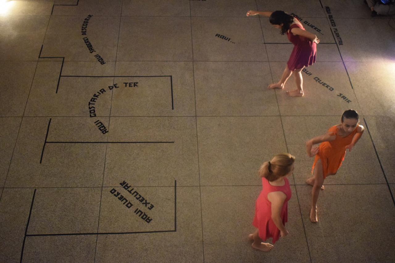 CasAfora é uma proposta aberta de dança contemporânea que se desenvolve a partir das escolhas das intérpretes feitas em tempo real