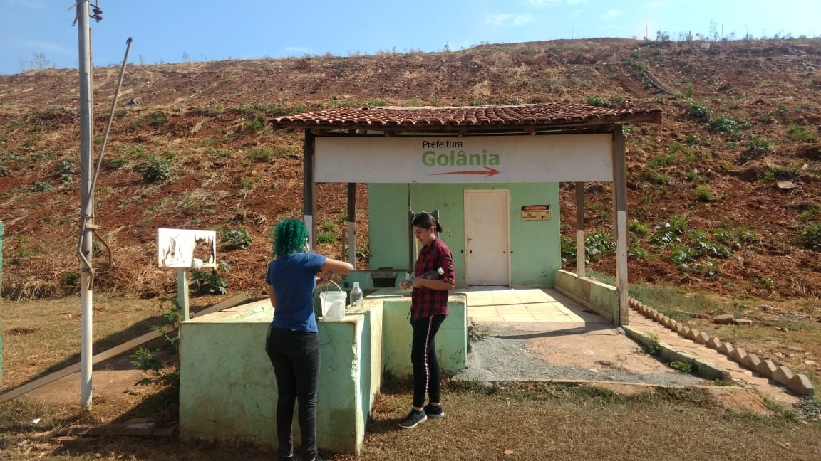 As alunas Caroline de Sousa e Cricia Guimarães, durante análise no canal de medição da vazão do chorume produzido no Aterro Sanitário de Goiânia As alunas Caroline de Sousa e Cricia Guimarães, durante análise no canal de medição da vazão do chorume produzido no Aterro Sanitário de Goiânia