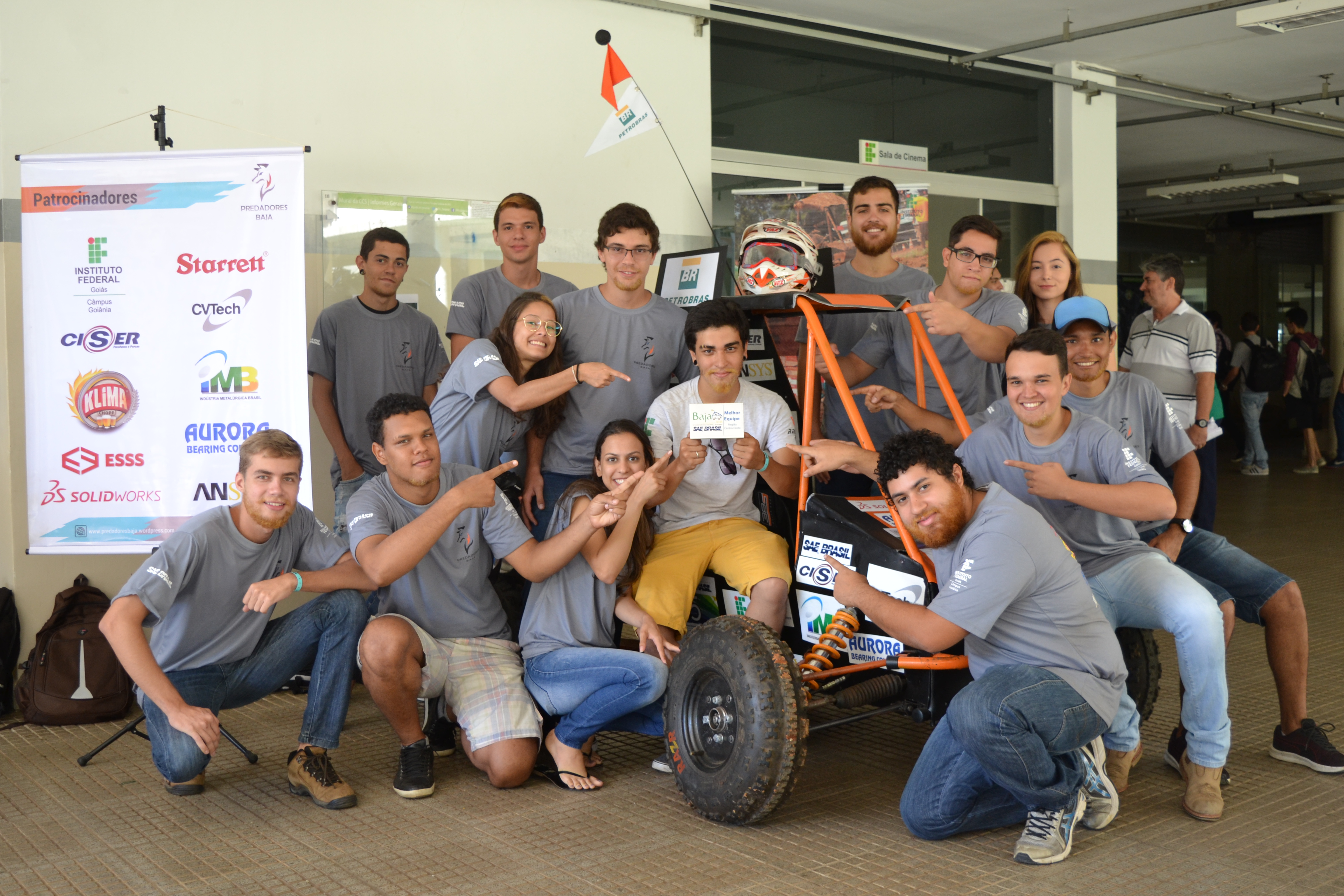 Equipe Predadores Baja IFG durante apresentação do veículo no Câmpus Goiânia