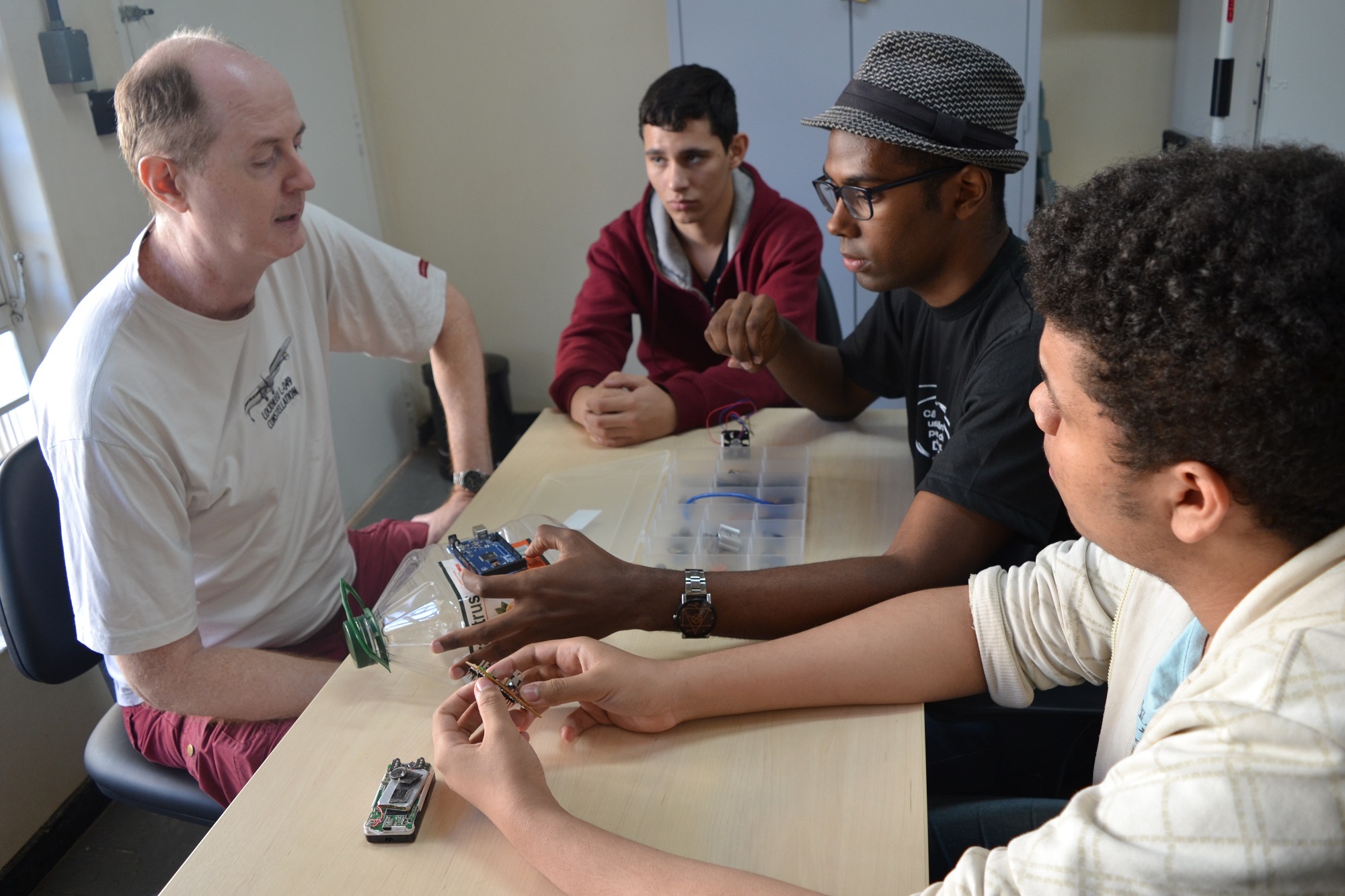 Professor da área de Eletrônica, Carlos Roberto da Silveira Júnior, e os estagiários do curso técnico integrado em Eletrônica, que atuam no projeto de pesquisa