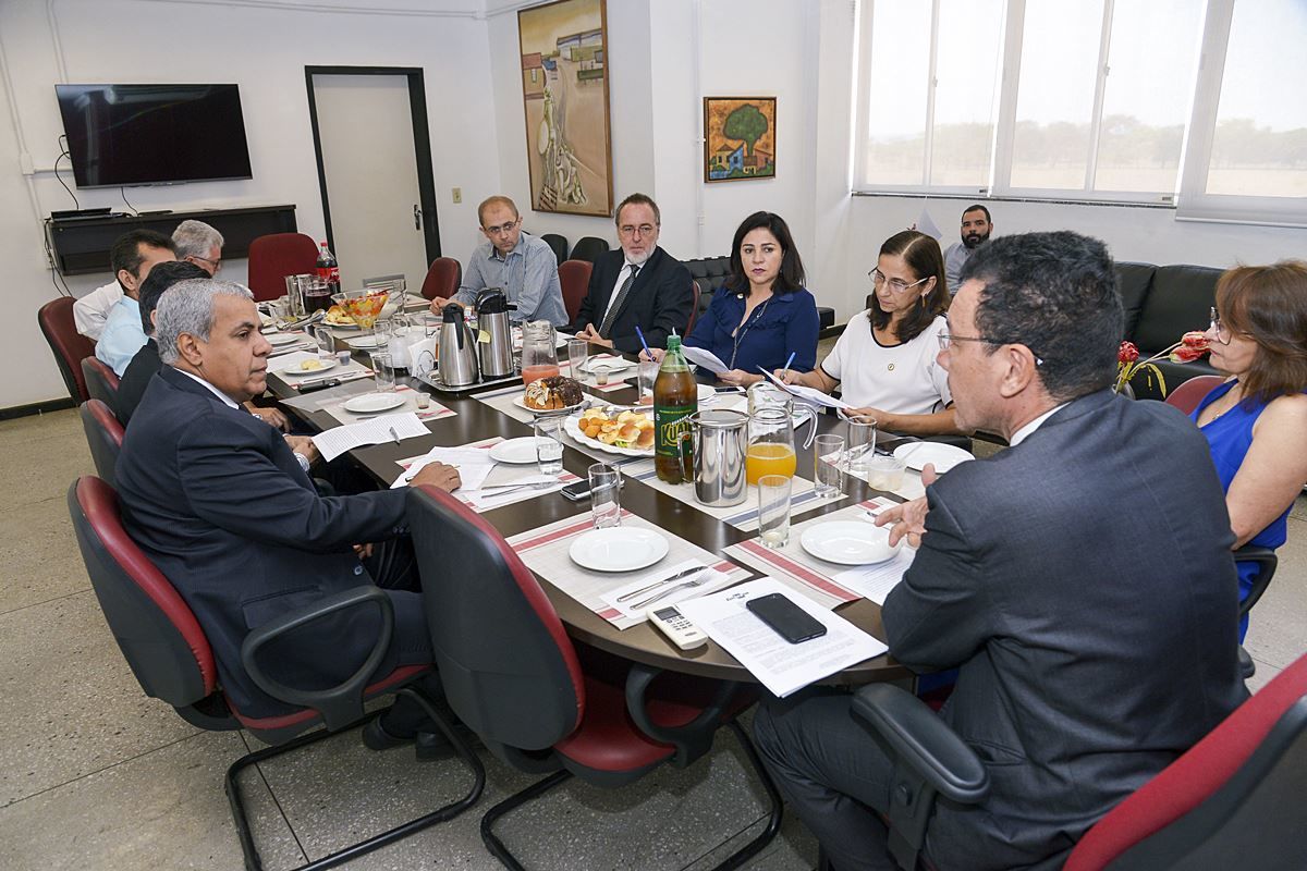 Reitores das instituições públicas de ensino superior do Estado de Goiás reunidos no gabinete da Reitoria da UFG