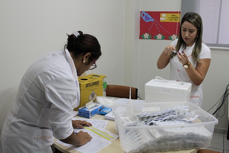 As enfermeiras da Secretaria Municipal de Saúde de Goiânia, Ana Rosa Luiz da Silva e Cátia Peter Alves de Lima Gomes, participam da ação de vacinação na reitoria do IFG 