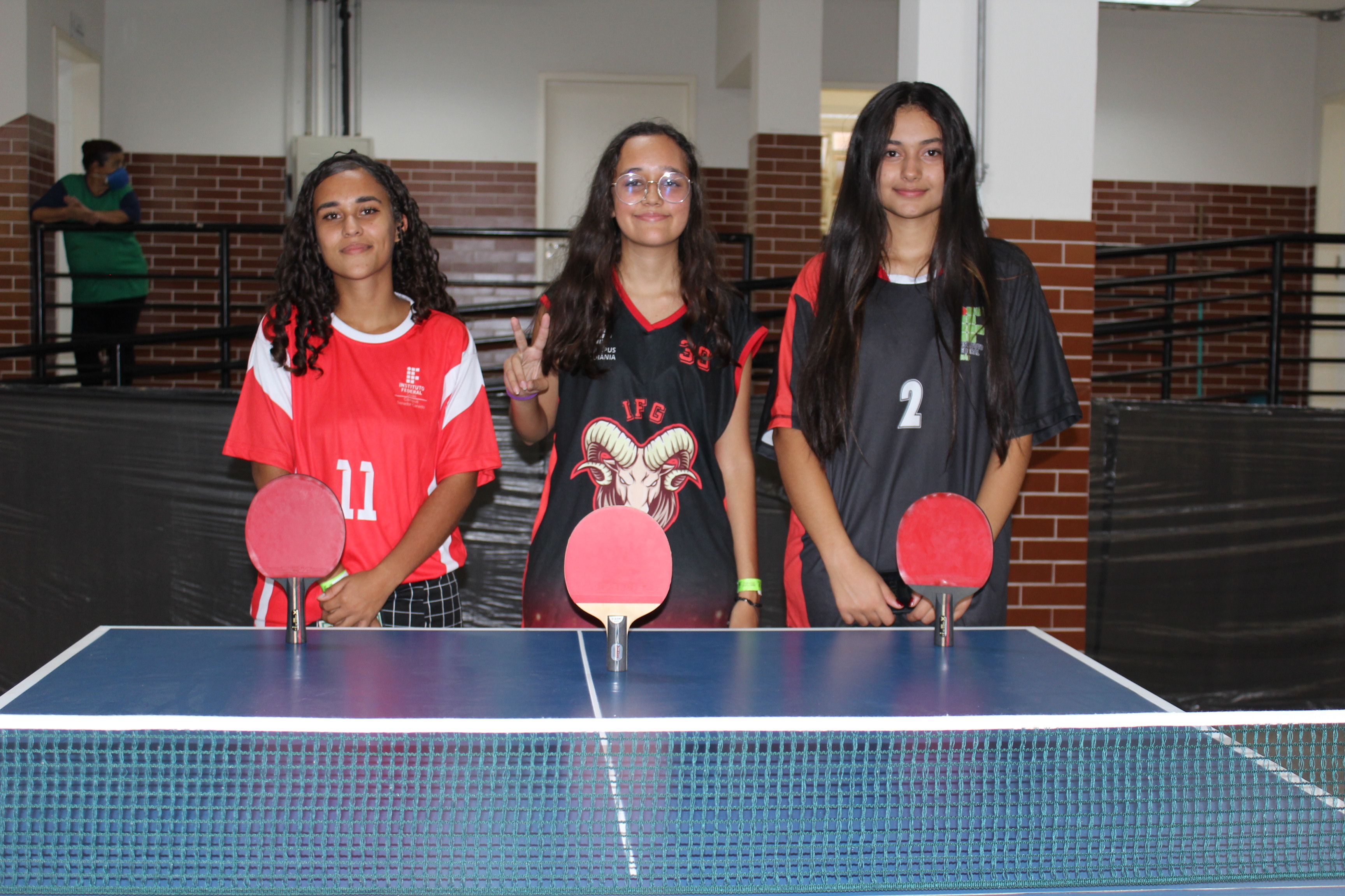 A campeã Maria Eduarda, ao centro, ladeada por Janete, segunda colocada, e Marcela, terceira colocada