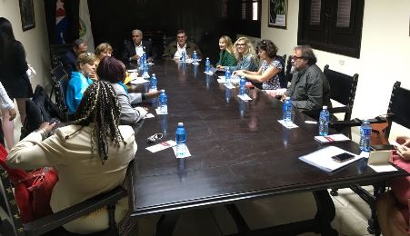 A delegação participou de reunião com o reitor da Universidade de Havana, Gustavo Cobreiro Suárez 