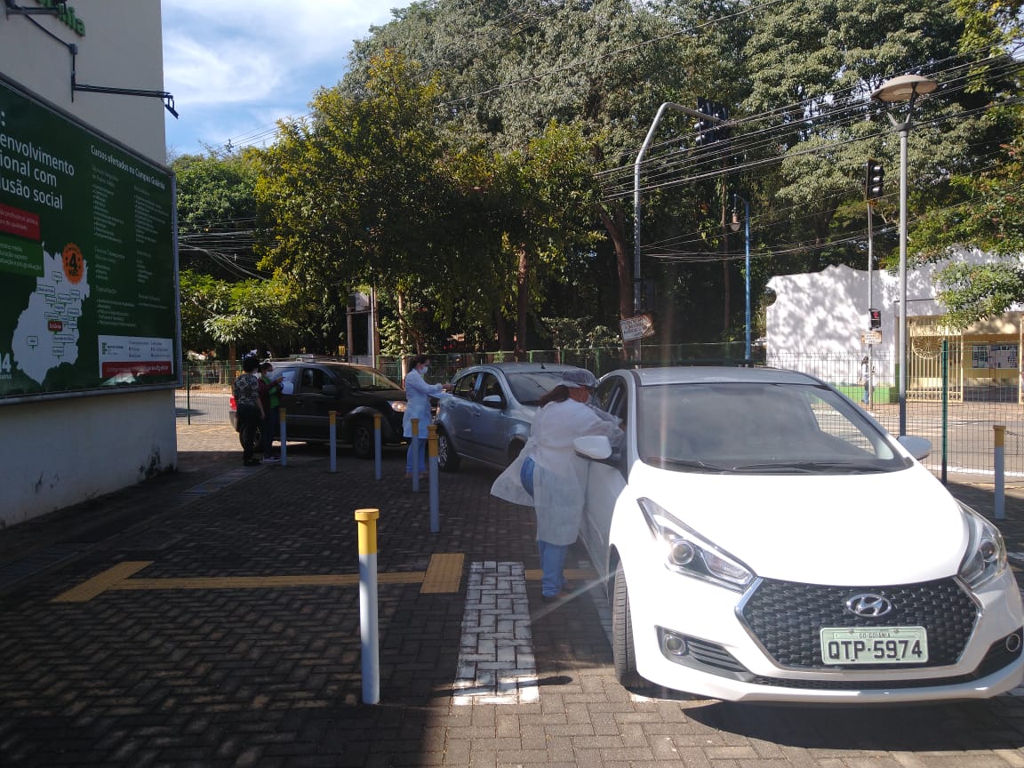 De dentro de seus carros, servidores foram vacinados por técnicos da Secretaria de Saúde de Goiânia De dentro de seus carros, servidores foram vacinados por técnicos da Secretaria de Saúde de Goiânia