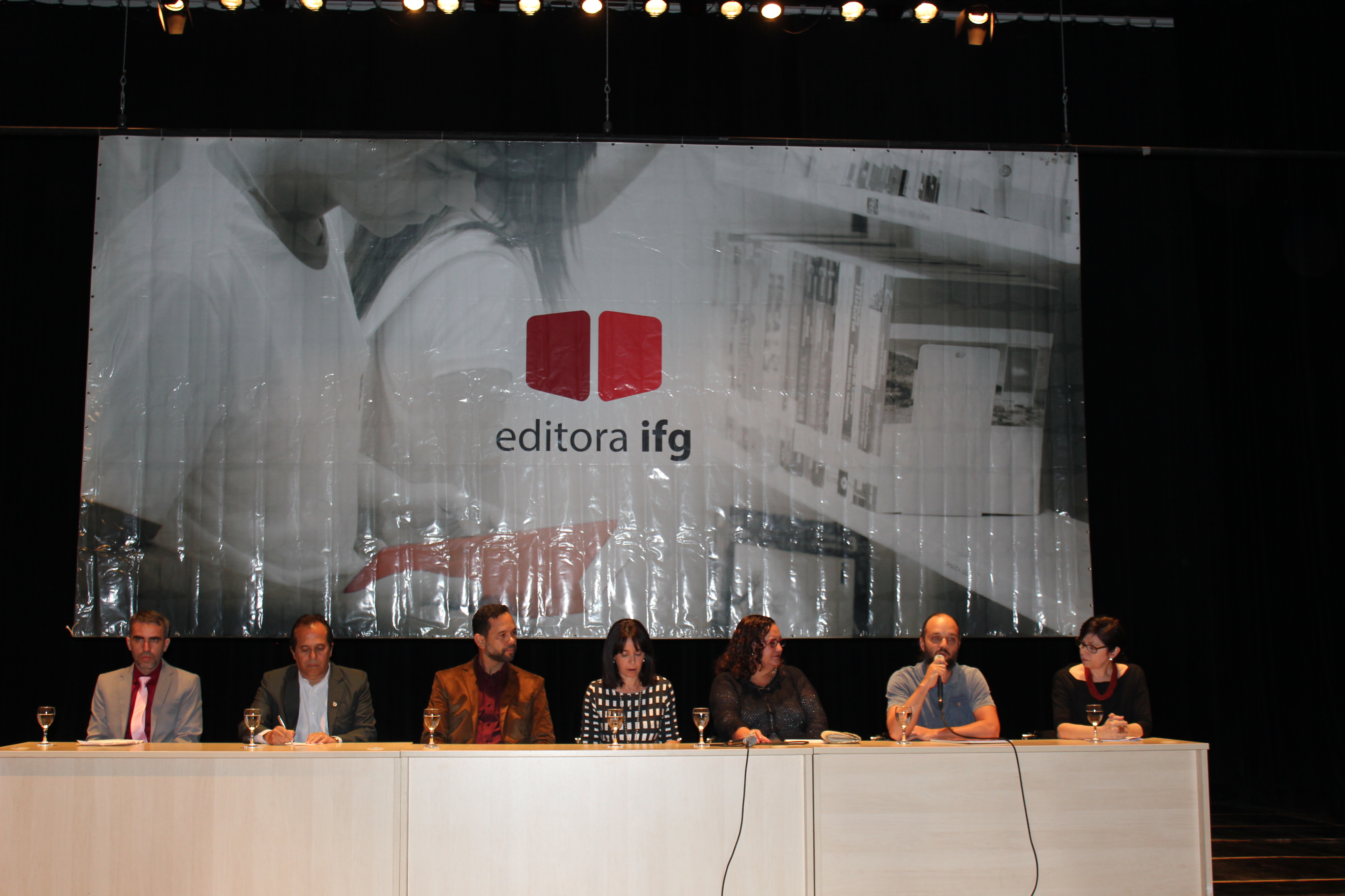 Alguns dos mais de 150 autores apresentaram suas obras durante o lançamento